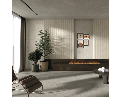 Modernes Wohnzimmer mit Steinfliesen an Wand und Boden, integriertem Kamin, Pflanzen und minimalistischer Einrichtung.