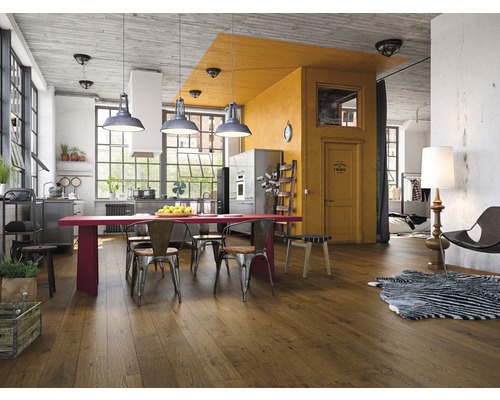 Helles Wohnzimmer mit Holzboden, Esstisch, Stühlen und Küchenbereich im Loftstil