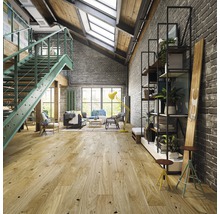 Wohnzimmer mit Holzboden, Treppe, Regalen und Sitzbereich