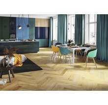 Helle Küche mit Holzboden, Esstisch und farbigen Schränken