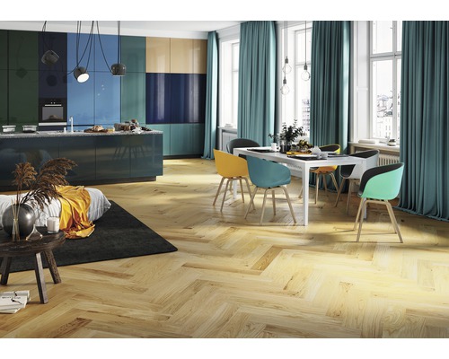 Helle Küche mit Holzboden, Esstisch und farbigen Schränken