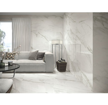 Heller Wohnraum mit Boden- und Wandfliesen in Marmoroptik, Sofa und Dekoration