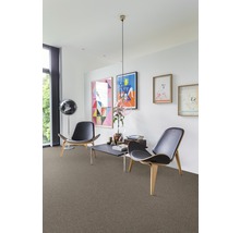 Wohnzimmer mit Teppichboden, zwei Stühlen, einem Tisch und Kunst an der Wand