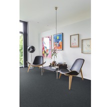 Wohnzimmer mit Teppichboden, zwei Stühlen und Tisch