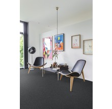 Wohnzimmer mit Teppichboden, zwei Stühlen und einem Tisch.