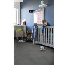 Kinderzimmer mit Bett, Spielzeug und grauem Bodenbelag.