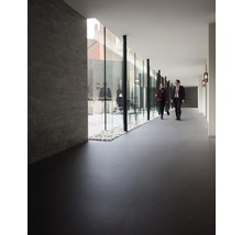 Flur mit Bodenbelag, Glaswand und Personen