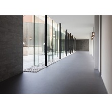 Innenaufnahme eines Flurs mit Bodenbelag, Glaswand und Außenbereich