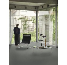 Heller Raum mit großem Fenster, Stuhl und Couchtisch