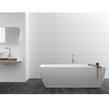 Badezimmer mit Badewanne, Waschbecken und Spiegel