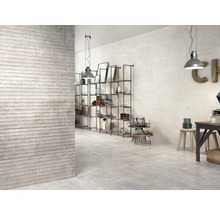 Heller Raum mit keramischen Wand- und Bodenfliesen, Regalen und Pendelleuchten