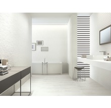 Helles Badezimmer mit Badewanne, Waschtisch und Sitzhocker