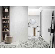 Helles Badezimmer mit Waschbecken, Spiegel, Regal und Bodenfliesen im Musterdesign