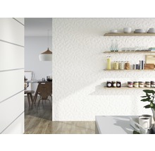 Helle Küche mit Strukturwand und Holzregalen zur Aufbewahrung