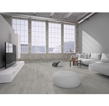 Helles Wohnzimmer mit Laminatboden, Sofa und Fernseher