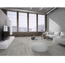 Heller Wohnraum mit großem Fenster, Couch und TV-Gerät