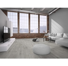 Heller Wohnraum mit Sofa, Fernseher und Holzwand