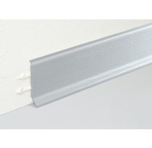 Sockelleiste aus Kunststoff mit Holzstruktur an einer Wand