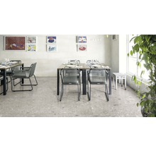 Einrichtung mit Esstischen, Stühlen und Terrazzobodenfliesen für ein helles, organisiertes Ambiente.