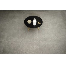 Heller Boden mit Fliesendesign und kleinem Tisch