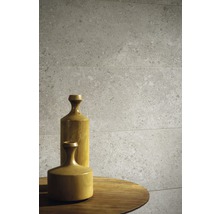 Wandfliesen mit zwei Holzvasen auf einem Tisch