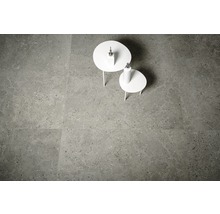 Fliesenboden mit zwei kleinen Tischen