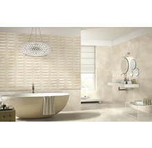 Helles Badezimmer mit Badewanne, Waschbecken und strukturierten Wandfliesen