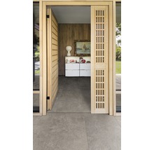 Offene Holztür mit dekorativen Gitterelementen und Blick auf ein helles Interieur