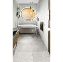 Modernes Badezimmer mit Badewanne, Waschtisch und grauen Bodenfliesen.