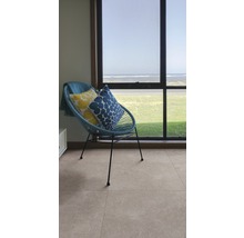 Innenraum mit Bodenfliesen, einem Stuhl und Blick durch ein Fenster