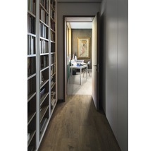 Flur mit Bücherregal, Holzboden und Blick auf einen Arbeitsbereich mit Schreibtisch