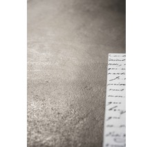 Nahaufnahme einer Betonoberfläche mit Schriftmuster