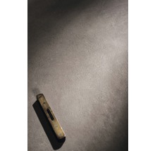 Wasserwaage auf dunklem Untergrund