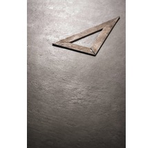 Dreieckiger Winkelmesser auf einer Oberfläche