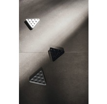 Drei dreieckige Fliesenschienen mit Noppen