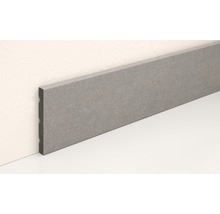 Graue Sockelleiste aus Kunststoff an einer Wand