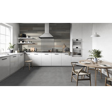 Helle Küche mit weißen Schränken, Holzhocker und Esstisch