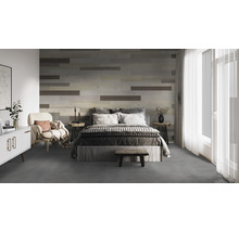 Modernes Schlafzimmer mit Paneelwand in Holzoptik, Bett und passenden Möbeln für ein stilvolles Ambiente