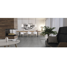 Heller Wohnraum mit Kamin, Esstisch und Stühlen sowie Sessel