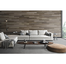 Wohnzimmer mit Holzwandverkleidung, Sofa und Couchtisch