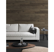 Wohnzimmer mit Wandpaneelen in Holzoptik, Sofa und Couchtisch