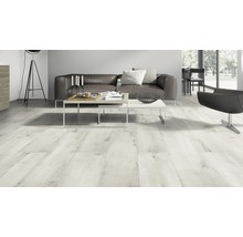 Wohnzimmer mit Laminatboden in Holzoptik, Sofa und Tisch