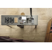 Kücheninsel mit Kochfeld, Spüle und Holzbodenfliesen in Holzoptik