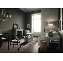 Wohnzimmer mit Esstisch, Stühlen, Sofa, Sessel, Couchtisch, Lampen und Dekoration