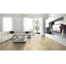 Heller Wohnraum mit Sofa, Fernseher und hellem Holzboden