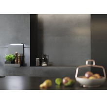 Küchenszene mit Gewürzen, Kräutern und Früchten auf Regalen und einer Theke.