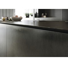 Detailaufnahme einer Küchenarbeitsplatte mit Unterschrank