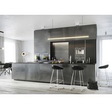 Moderne Küche mit Kochinsel, Barhockern und integrierten Geräten.