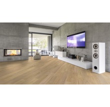 Wohnzimmer mit Kamin, Fernseher und hellem Holzboden