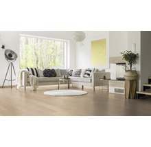 Wohnzimmer mit Sofa, Tisch, Stehlampe und Holzboden